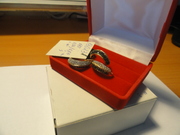 Золотой комплект (кольцо и пара серег) с белыми и черными бриллиантами